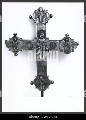 Abruzzen Teramo Castel Castagna S. Maria di Ronzano8. Hutzel, Max 1960-1990 Mittelalter: Architektur, architektonische Skulptur (12. Jahrhundert); Fresken (12. Jahrhundert); Taufstein Schatzgegenstände (?): Prozessionskreuz, Reliquienschreine, Silberplatte, Holzstatue der Jungfrau und des Kindes postmittelalterlich: Skulptur (13. Jahrhundert, neu bemalt 17. Jh.), Skulpturenfragmente; Osterkerze, Fresken von Szenen aus dem Alten und Neuen Testament, einschließlich der Patriarchen und Christus in einer Mandorla. Der in Deutschland geborene Fotograf und Gelehrte Max Hutzel (1911–1988) fotografierte in Italien von den frühen 1960er Jahren bis zu seinem d Stockfoto