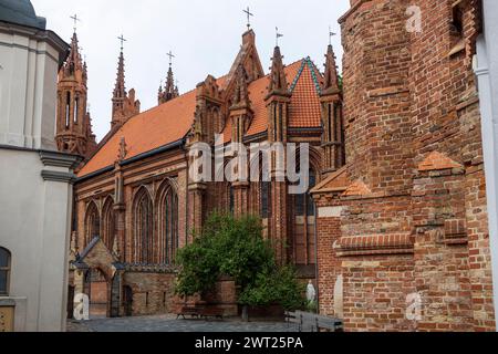 VILNIUS, LITAUEN - 15. JUNI 2023: Blick auf die römisch-katholische Kirche St. Francis und St. Bernard und St. Annenkirche in Vilnius. Stockfoto