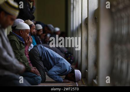 Kathmandu, Nepal. März 2024. Muslime halten die ersten Freitagsgebete während des islamischen heiligen Monats Ramadan in Kathmandu, Nepal, 15. März 2024. Quelle: Sulav Shrestha/Xinhua/Alamy Live News Stockfoto