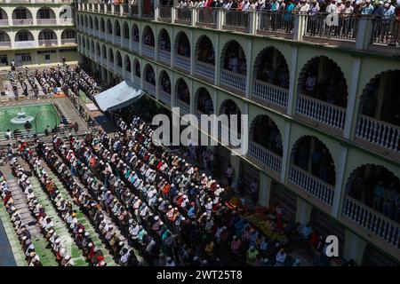 Kathmandu, Nepal. März 2024. Muslime halten die ersten Freitagsgebete während des islamischen heiligen Monats Ramadan in Kathmandu, Nepal, 15. März 2024. Quelle: Sulav Shrestha/Xinhua/Alamy Live News Stockfoto