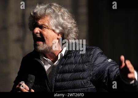 Der Schauspieler und politische Führer Beppe Grillo während eines politischen Treffens in Neapel Stockfoto