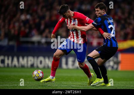 Madrid, Spanien. 13. März 2024. Alvaro Morata vom Club Atletico de Madrid tritt im zweiten Legspiel der UEFA Champions League gegen Benjamin Pavard vom FC Internazionale um den Ball an. Quelle: Nicolò Campo/Alamy Live News Stockfoto