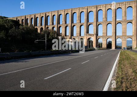 Ein Blick auf das Aquädukt Carolino, das geboren wurde, um den Komplex San Leucio zu ernähren, und bietet auch Wasserversorgung für die Reggia von Caserta, entworfen von der berühmten AR Stockfoto