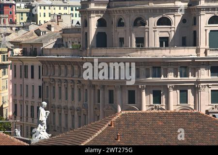 Genua's Gebäude sind elegant in Wohngebieten und oft malerisch mit mediterranen Farben in Arbeitervierteln und Yachthafenvierteln Stockfoto