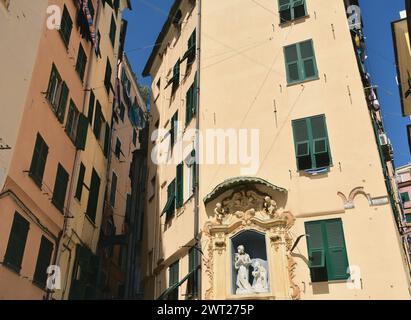 Genua's Gebäude sind elegant in Wohngebieten und oft malerisch mit mediterranen Farben in Arbeitervierteln und Yachthafenvierteln Stockfoto