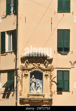 Genua's Gebäude sind elegant in Wohngebieten und oft malerisch mit mediterranen Farben in Arbeitervierteln und Yachthafenvierteln Stockfoto