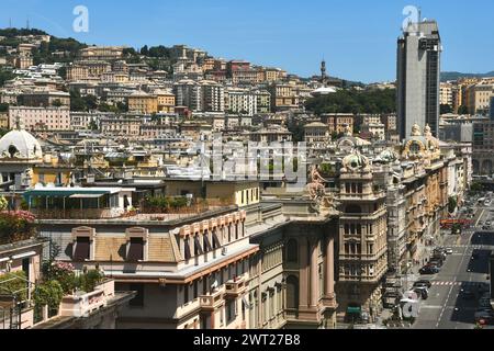 Elegante Paläste in Genua's Brignole und auf dem Siegesplatz mit dem Siegesbogen und den drei Karavellen Stufen. Stockfoto