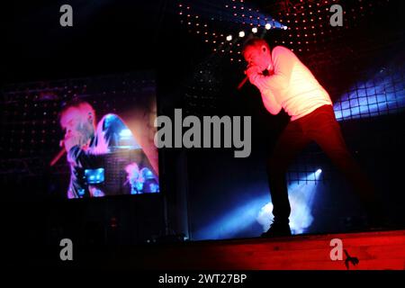 Karl Hyde, Leiter der elektronischen Gruppe Underworld bei einem Konzert auf dem Neapolis-Festival Stockfoto