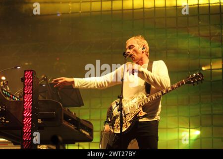 Karl Hyde, Leiter der elektronischen Gruppe Underworld bei einem Konzert auf dem Neapolis-Festival Stockfoto