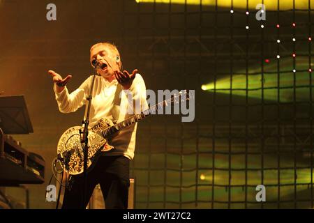 Karl Hyde, Leiter der elektronischen Gruppe Underworld bei einem Konzert auf dem Neapolis-Festival Stockfoto