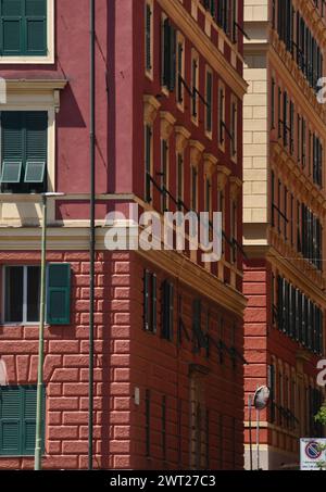 Genua's Gebäude sind elegant in Wohngebieten und oft malerisch mit mediterranen Farben in Arbeitervierteln und Yachthafenvierteln Stockfoto