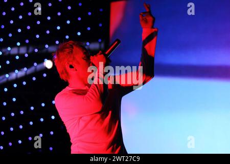 Karl Hyde, Leiter der elektronischen Gruppe Underworld bei einem Konzert auf dem Neapolis-Festival Stockfoto