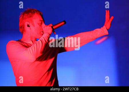 Karl Hyde, Leiter der elektronischen Gruppe Underworld bei einem Konzert auf dem Neapolis-Festival Stockfoto