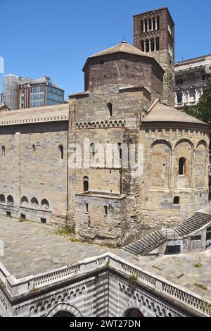 Die Kirche Santo Stefano liegt auf einem Hügel mit Blick auf die Via XX Settembre. Christoph Kolumbus wurde in dieser Abtei im romanischen Stil getauft. Stockfoto
