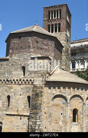 Die Kirche Santo Stefano liegt auf einem Hügel mit Blick auf die Via XX Settembre. Christoph Kolumbus wurde in dieser Abtei im romanischen Stil getauft. Stockfoto