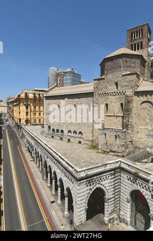Die Kirche Santo Stefano liegt auf einem Hügel mit Blick auf die Via XX Settembre. Christoph Kolumbus wurde in dieser Abtei im romanischen Stil getauft. Stockfoto
