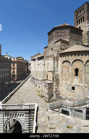 Die Kirche Santo Stefano liegt auf einem Hügel mit Blick auf die Via XX Settembre. Christoph Kolumbus wurde in dieser Abtei im romanischen Stil getauft. Stockfoto