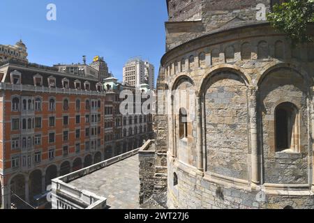 Die Kirche Santo Stefano liegt auf einem Hügel mit Blick auf die Via XX Settembre. Christoph Kolumbus wurde in dieser Abtei im romanischen Stil getauft. Stockfoto