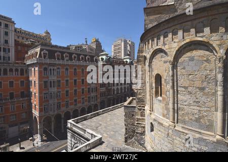 Die Kirche Santo Stefano liegt auf einem Hügel mit Blick auf die Via XX Settembre. Christoph Kolumbus wurde in dieser Abtei im romanischen Stil getauft. Stockfoto