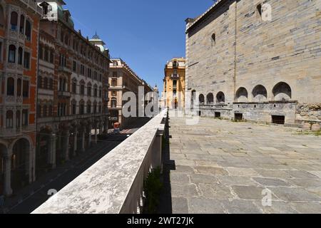Die Kirche Santo Stefano liegt auf einem Hügel mit Blick auf die Via XX Settembre. Christoph Kolumbus wurde in dieser Abtei im romanischen Stil getauft. Stockfoto