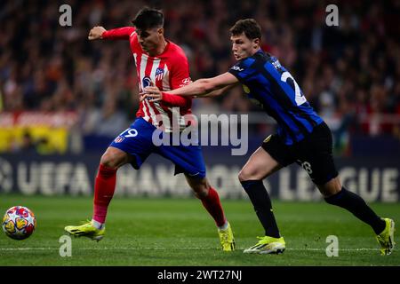 Madrid, Spanien. 13. März 2024. Alvaro Morata vom Club Atletico de Madrid tritt im zweiten Legspiel der UEFA Champions League gegen Benjamin Pavard vom FC Internazionale um den Ball an. Quelle: Nicolò Campo/Alamy Live News Stockfoto