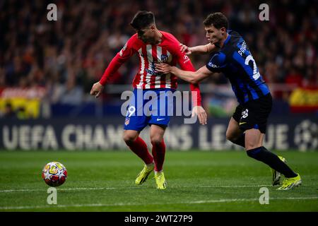 Madrid, Spanien. 13. März 2024. Alvaro Morata vom Club Atletico de Madrid tritt im zweiten Legspiel der UEFA Champions League gegen Benjamin Pavard vom FC Internazionale um den Ball an. Quelle: Nicolò Campo/Alamy Live News Stockfoto