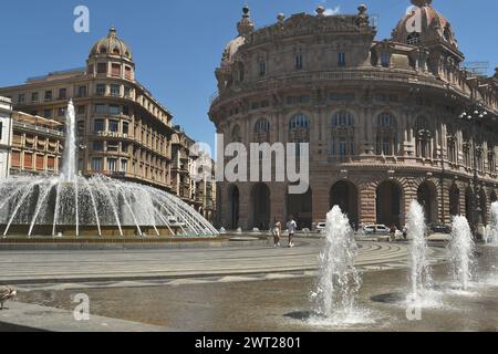 Piazza de Ferrari ist der Hauptplatz von Genua. Neben dem großen bronzenen Brunnen befindet sich der Palazzo Ducale athe Carlo Felice Theater Stockfoto