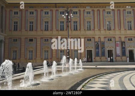Piazza de Ferrari ist der Hauptplatz von Genua. Neben dem großen bronzenen Brunnen befindet sich der Palazzo Ducale athe Carlo Felice Theater Stockfoto