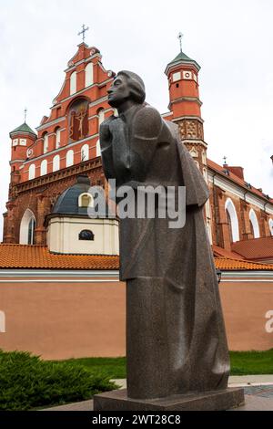 VILNIUS, LITAUEN - 15. JUNI 2023: Blick auf die römisch-katholische Kirche St. Francis und St. Bernard und St. Anne's Church in Vilnius, Adam Mickiewicz Stockfoto