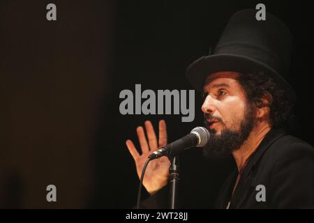 Vinicio Capossela spielt live beim Pomigliano Jazz Festival Stockfoto