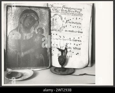 Toskana Grosseto Grosseto Museo Diocesano di Arte Sacra5. Hutzel, Max 1960-1990 Nachmittelalterliche Sammlung von Gemälden, heiligen Gegenständen und Manuskripten aus dem Dom und anderen Stadtkirchen. Es gibt eine bedeutende Anzahl von spätmittelalterlichen Madonnen- und Kindermalereien sowie Hochrenaissance-Gemälde aus der Bologneser Schule. Die Objekte umfassen ein prozessionales Kreuz und zwei Relabfragen. Zusätzlich gibt es einige Fotos von Manuskriptseiten von Gesangliedern mit Objekten, mit denen sie angezeigt werden. Objektnotizen: Hutzel-Notizen sind undatiert. Die Objekte im Musea Diocesano sind in seinen Notizen enthalten Stockfoto