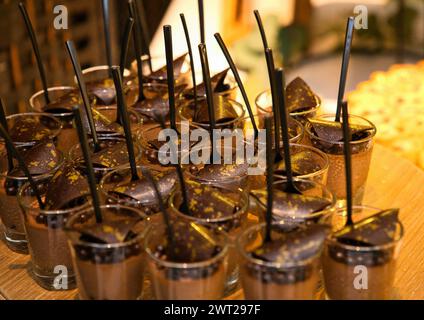 Mini-Schokoladen-Dessert, serviert auf Holzständer an einem Buffettisch. Stockfoto