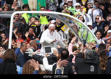 Papst Franziskus begrüßt die Gläubigen bei seinem Besuch in Neapel Stockfoto
