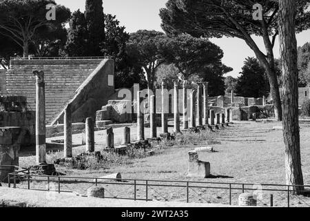 Schwarzweißfoto der Straße entlang des römischen Amphitheaters in Ruinen im archäologischen Park im antiken Ostia Stockfoto