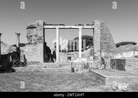 Schwarz-weiß-Foto der Tempelmauer in Ruinen im archäologischen Park im antiken Ostia Stockfoto