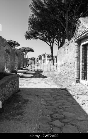 Schwarzweiß-Foto von Straßenruinen im archäologischen Park im antiken Ostia Stockfoto