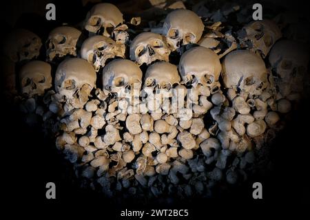 Innenansicht des Friedhofs Fontanelle. Mehr als 40.000 Schädel und Skelette von Menschen, Opfer der großen Pest von 1656 und der Cholera von 1836, sind kep Stockfoto