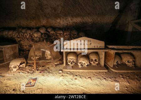 Innenansicht des Friedhofs Fontanelle. Mehr als 40.000 Schädel und Skelette von Menschen, Opfer der großen Pest von 1656 und der Cholera von 1836, sind kep Stockfoto