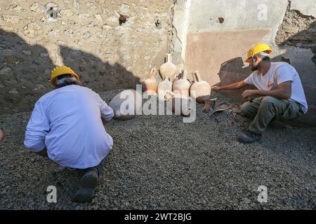 Restauratoren arbeiten an Amphoren im Schola Armaturarum, der ersten Ausgrabung von Pompeji in einem Gebiet, das nie untersucht wurde, nach mehr als Stockfoto