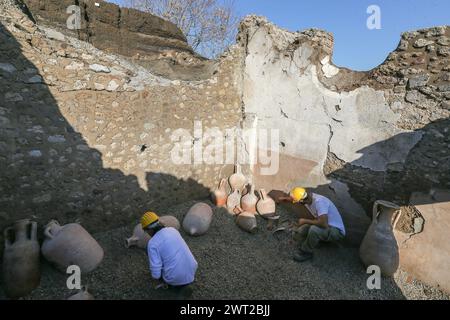 Restauratoren arbeiten an Amphoren im Schola Armaturarum, der ersten Ausgrabung von Pompeji in einem Gebiet, das nie untersucht wurde, nach mehr als Stockfoto