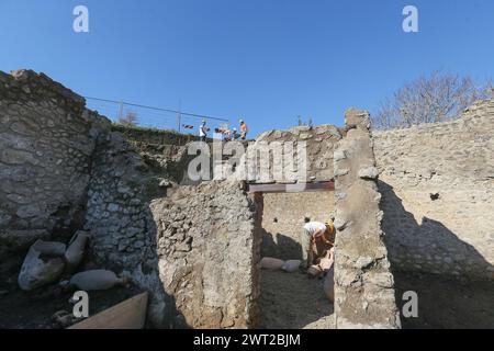 Restauratoren arbeiten an Amphoren im Schola Armaturarum, der ersten Ausgrabung von Pompeji in einem Gebiet, das nie untersucht wurde, nach mehr als Stockfoto