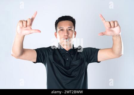 Fußballschiedsrichter mit VAR-Symbol auf weißem Hintergrund. Stockfoto