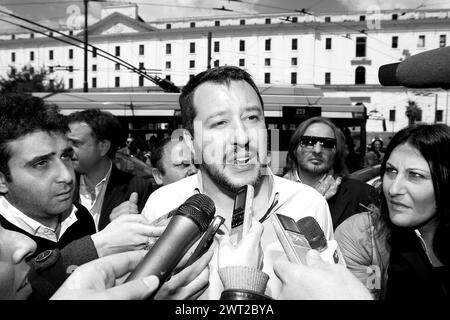 (HINWEIS: Das Bild wurde in Schwarzweiß konvertiert.) Matteo Salvini, Führer der italienischen politischen Bewegung Nordliga, mit Journalisten Stockfoto