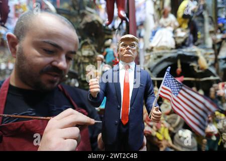 Ein Handwerker, der die Statuette von US-Präsident Donald Trump auf der neapolitanischen Krippe in San Gregorio Armeno beendet Stockfoto