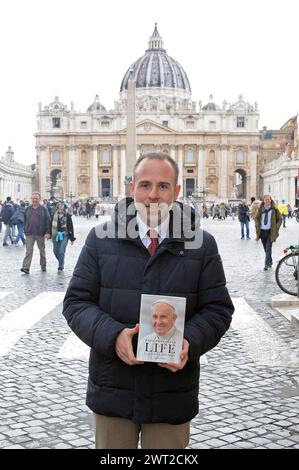 Vatikan, Vatikan. März 2024. Italien, Rom, Vatikan, 2024/3/15 .der italienische Journalist und Schriftsteller Fabio Marchese Ragona hält eine Kopie von "Life: My Story through History" und wird am 19. März von HarperCollins für ein Bild auf dem Petersplatz im Vatikan erscheinen. Foto von MONICA GIULIANI /Catholic Press Photo Credit: Independent Photo Agency/Alamy Live News Stockfoto