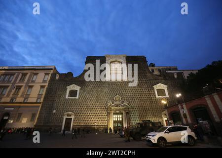 Jesus-Platz in Neapel, mit der Kirche des Neuen Jesus in der Abenddämmerung Stockfoto