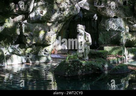 Ein Blick auf die Statue der Venus im Teich des englischen Gartens, im Park des Königlichen Palastes von Caserta Stockfoto