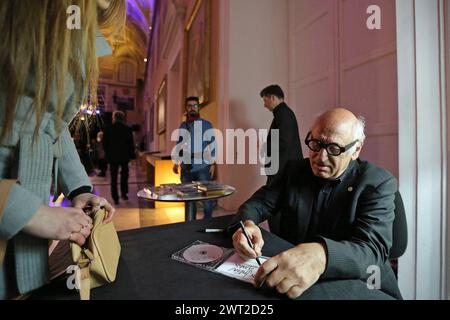 Der Komponist der Klassik- und Filmmusik, Michael Nyman, unterschreibt vor einem Konzert im Archäologischen Museum von Neapel Autogramme an die Fans Stockfoto