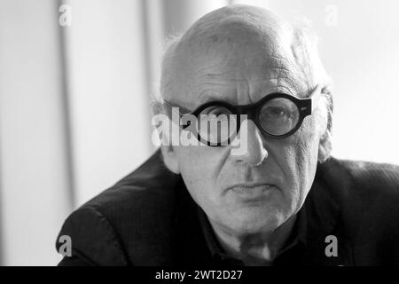 (HINWEIS: Das Bild wurde in Schwarzweiß konvertiert.) Der Komponist der Klassik- und Filmmusik, Michael Nyman, vor einem Konzert im Archaeol Stockfoto