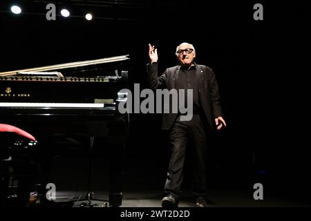 Der Komponist der Klassik- und Filmmusik, Michael Nyman, kommt vor dem Konzert im Archäologischen Museum von Neapel auf die Bühne Stockfoto